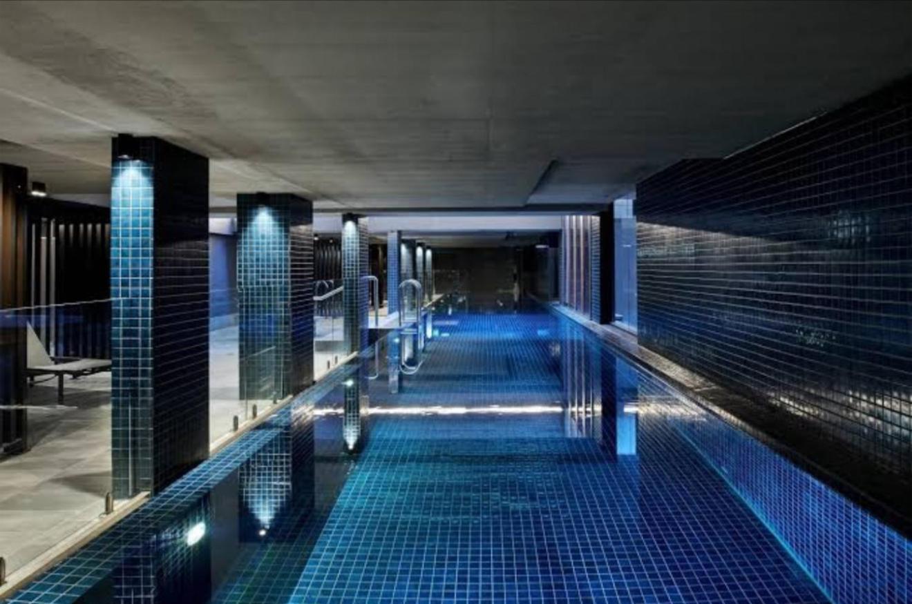 Midnight Luxe 2br 2bath 2car 230 Pool Gym Sauna Apartment *