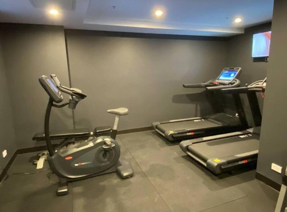 Midnight Luxe 2br 2bath 2car 230 Pool Gym Sauna * Canberra