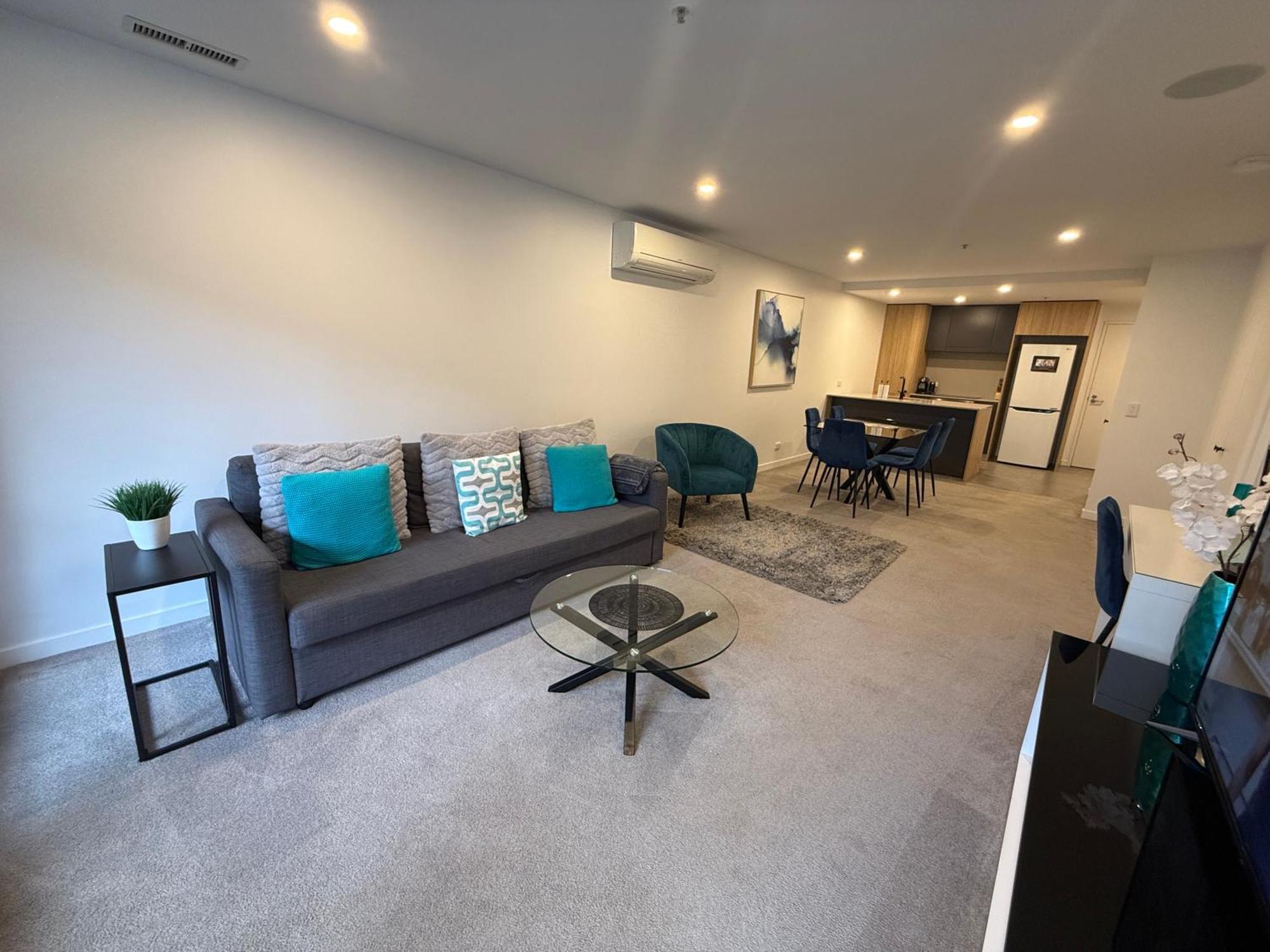 Midnight Luxe 2br 2bath 2car 230 Pool Gym Sauna Apartment *