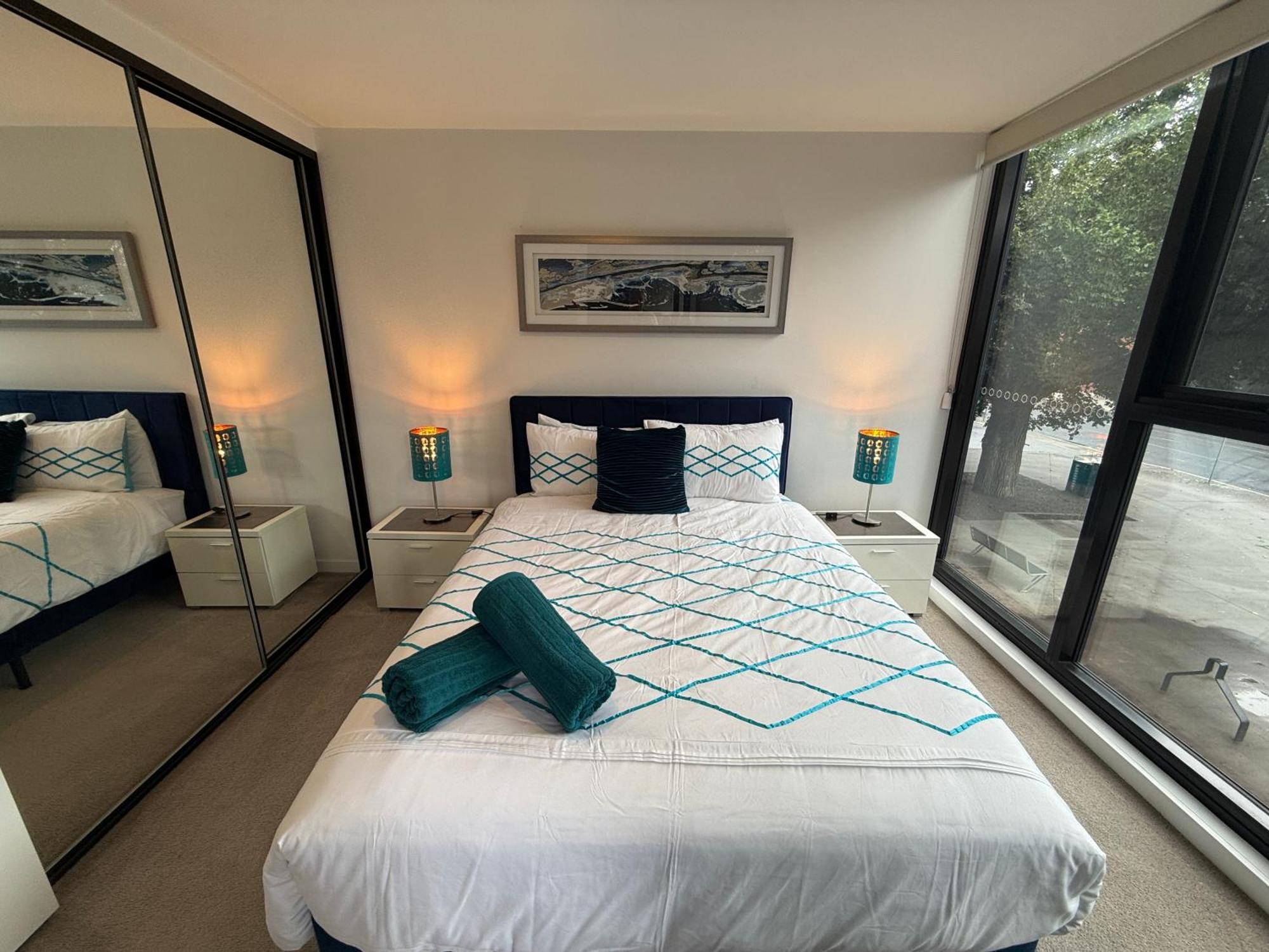 Midnight Luxe 2br 2bath 2car 230 Pool Gym Sauna Apartment *
