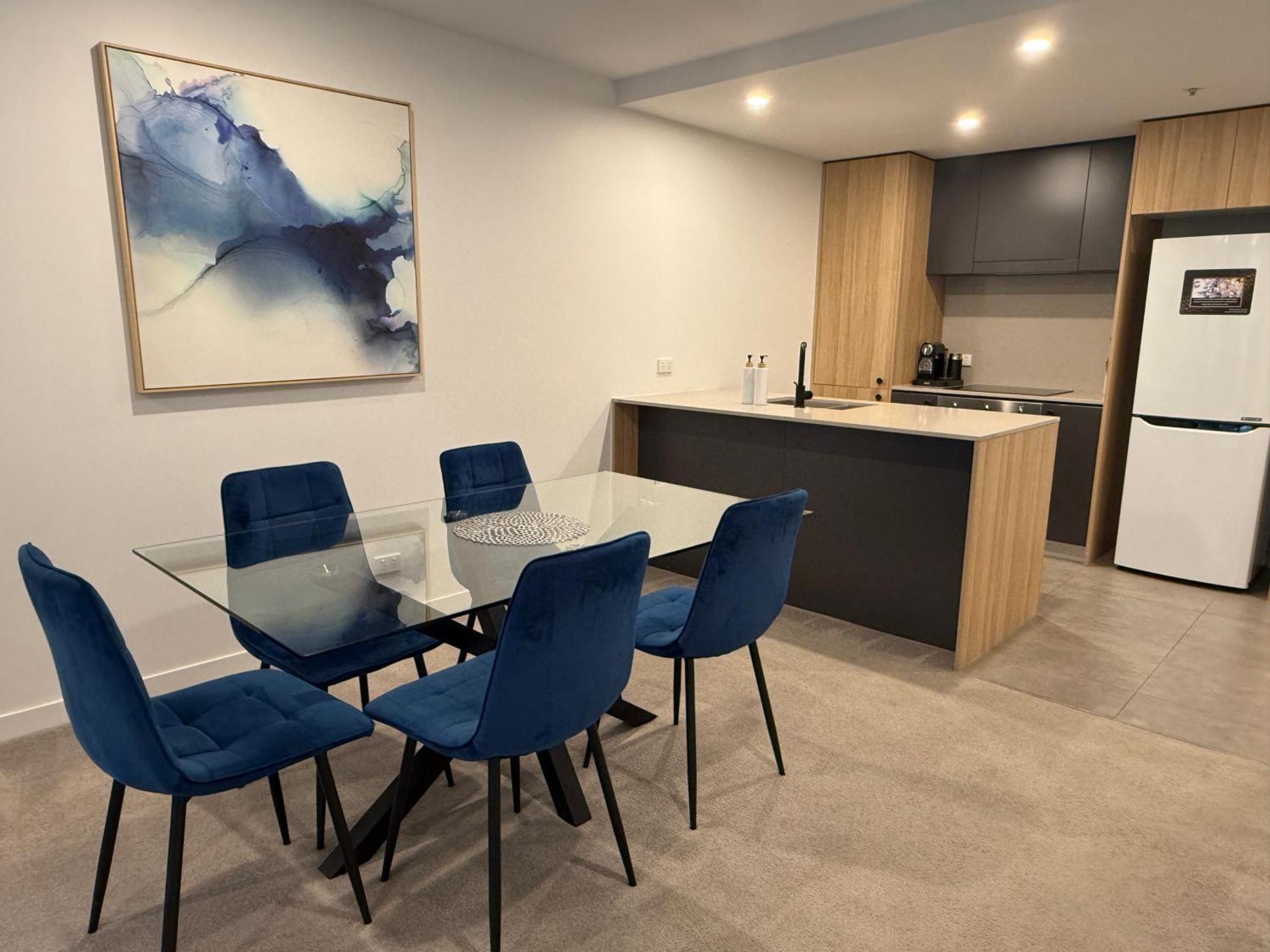 Apartment Midnight Luxe 2br 2bath 2car 230 Pool Gym Sauna